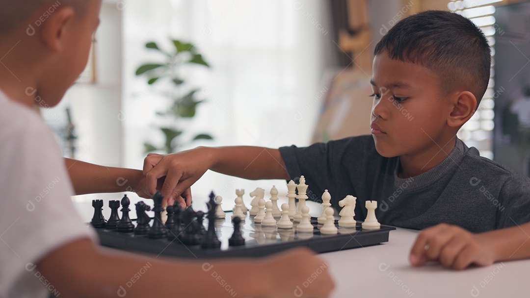 Crianças se divertindo jogando xadrez