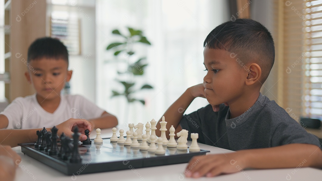 Crianças se divertindo jogando xadrez