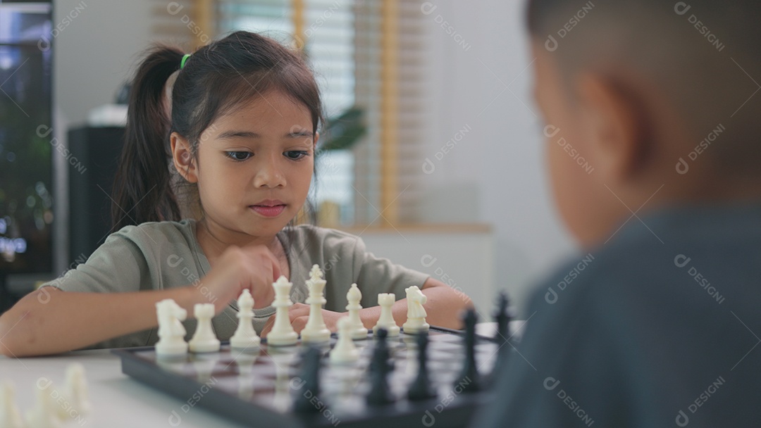 Duas crianças jogando xadrez