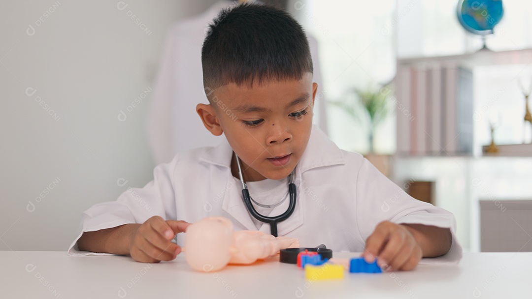 Garotinho brincando medico