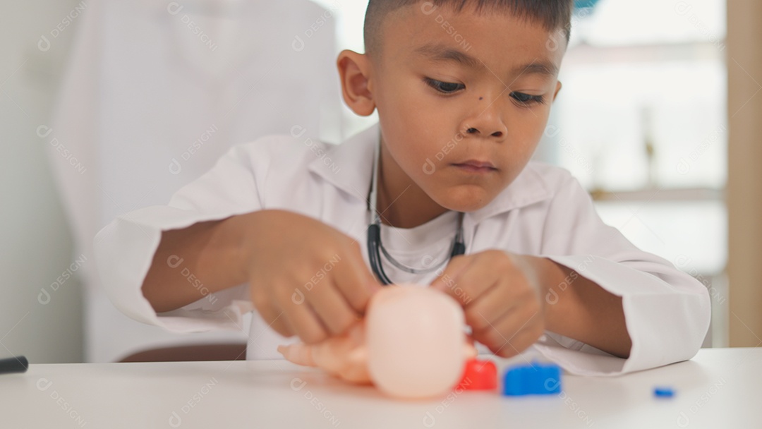 Garoto montando bonequinho de estudo na medicina