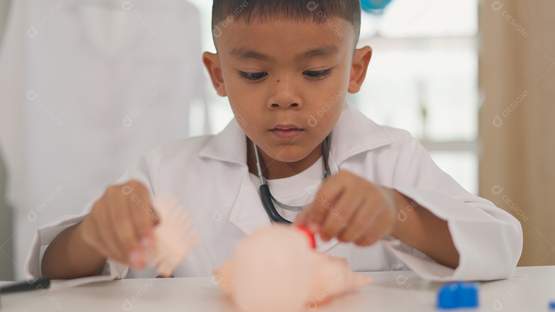 Garoto montando bonequinho de estudo na medicina