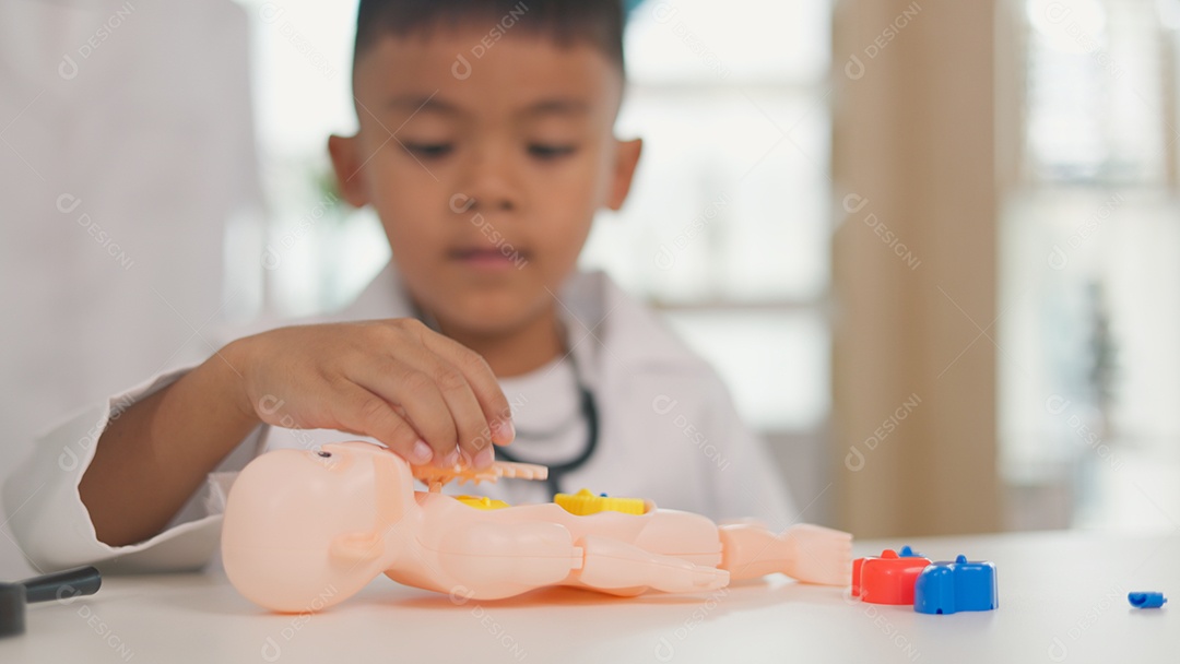 Garoto montando bonequinho de estudo na medicina