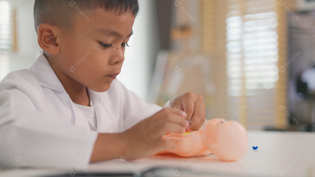 Garotinho olhando como e o corpo humano em estudo