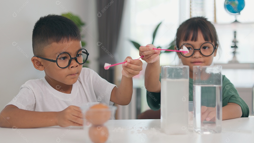 Crianças fazendo experimento cientifico com água