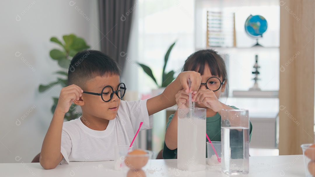 Crianças fazendo experimento cientifico com água
