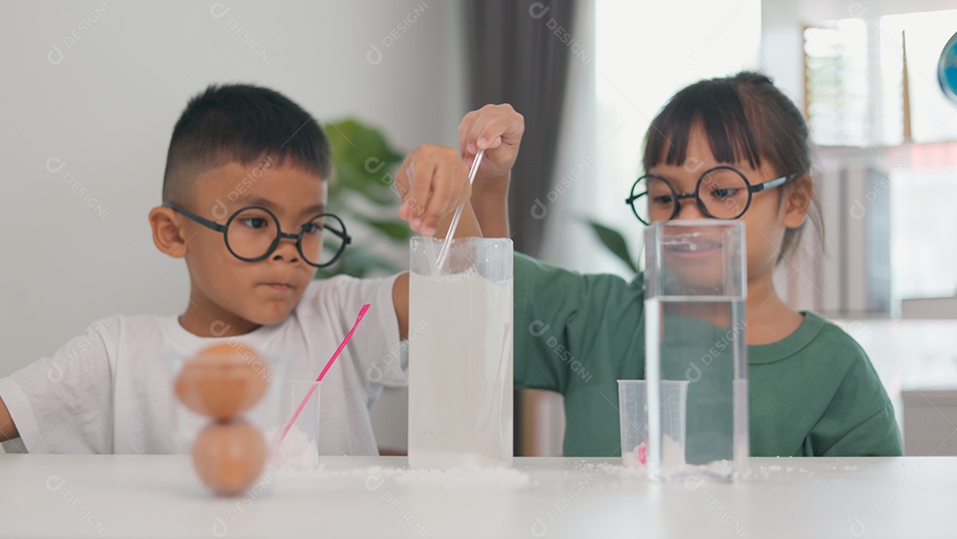 Crianças fazendo experimento cientifico com água