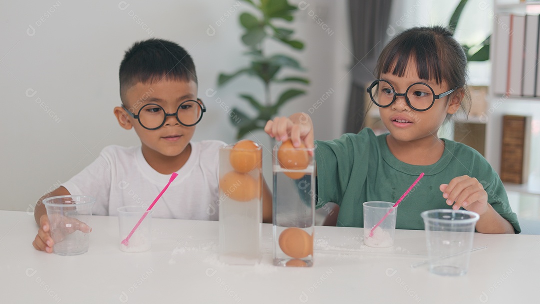 Crianças fazendo experimento cientifico com água