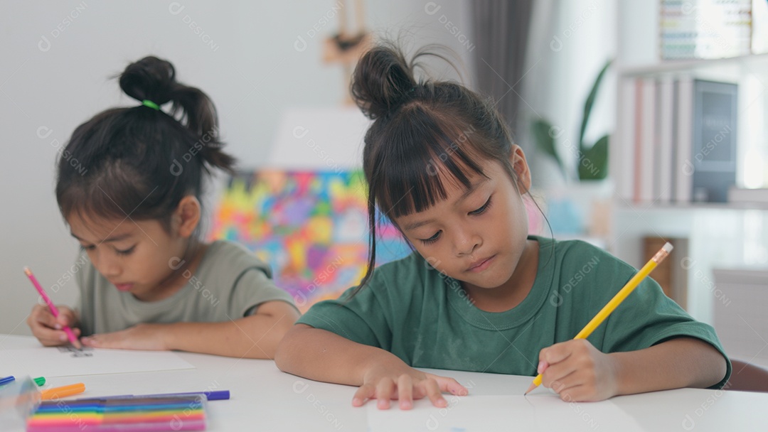 Garotinhas lindas concentradas em suas lições de casa