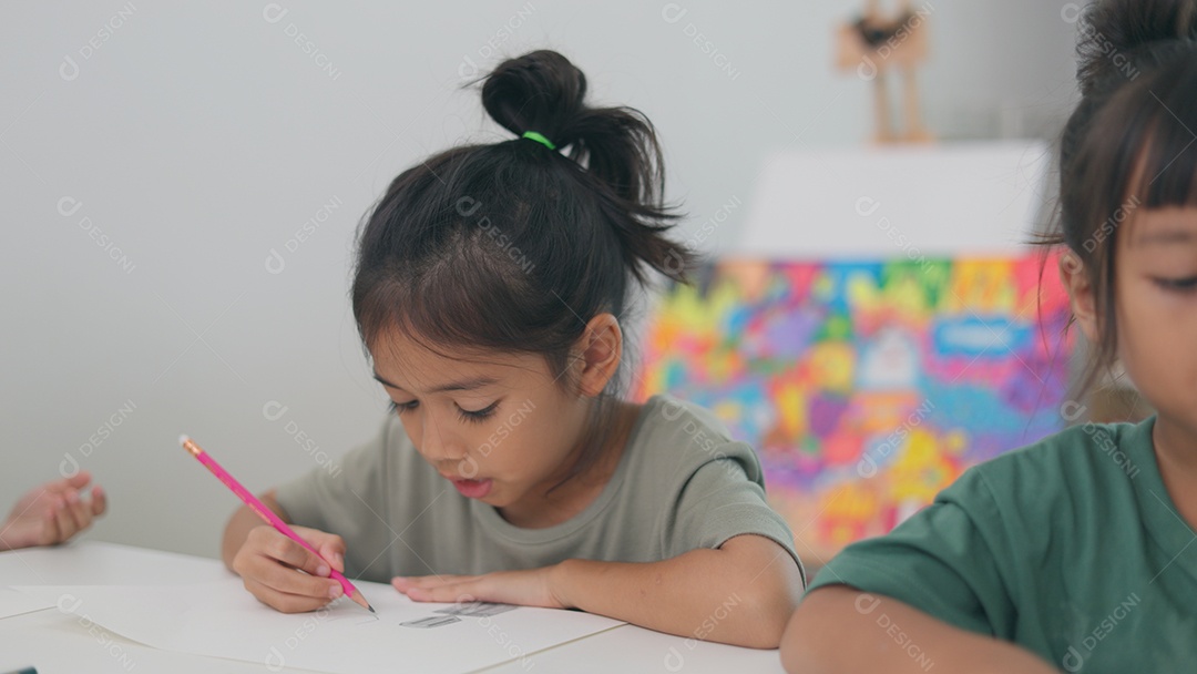 Lindas meninas concentradas fazendo tarefas escolar