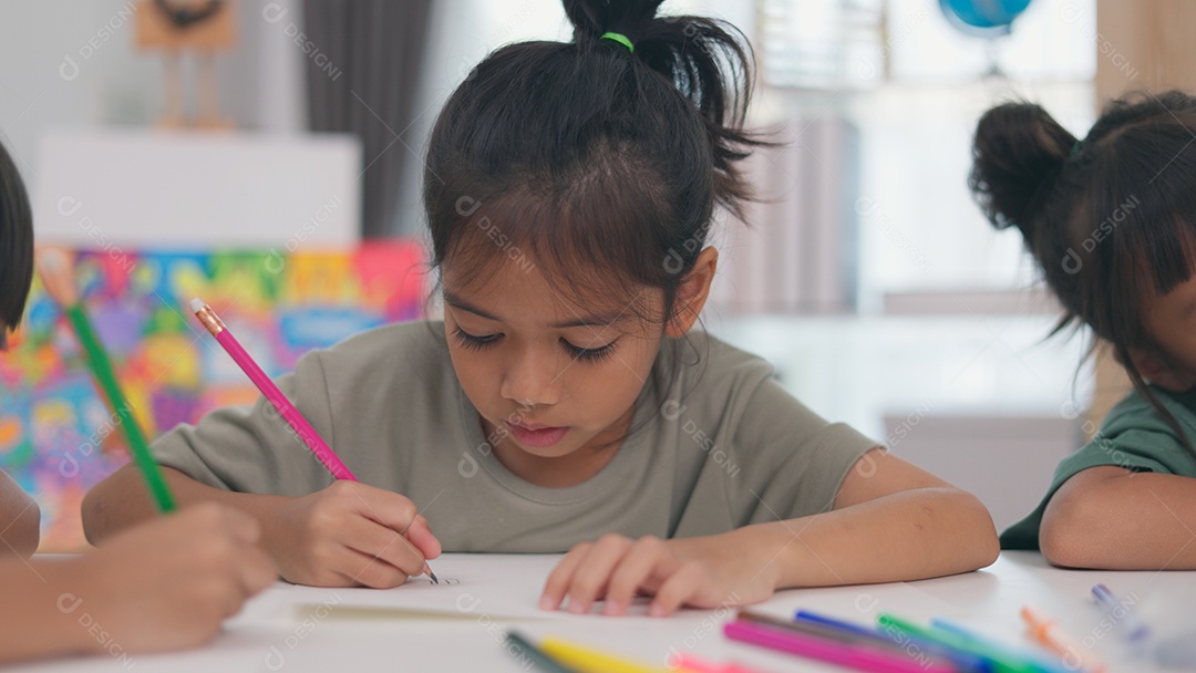 Garotinha linda concentrada em sua tarefa escolar