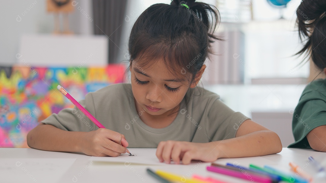 Garotinha linda concentrada em sua tarefa escolar