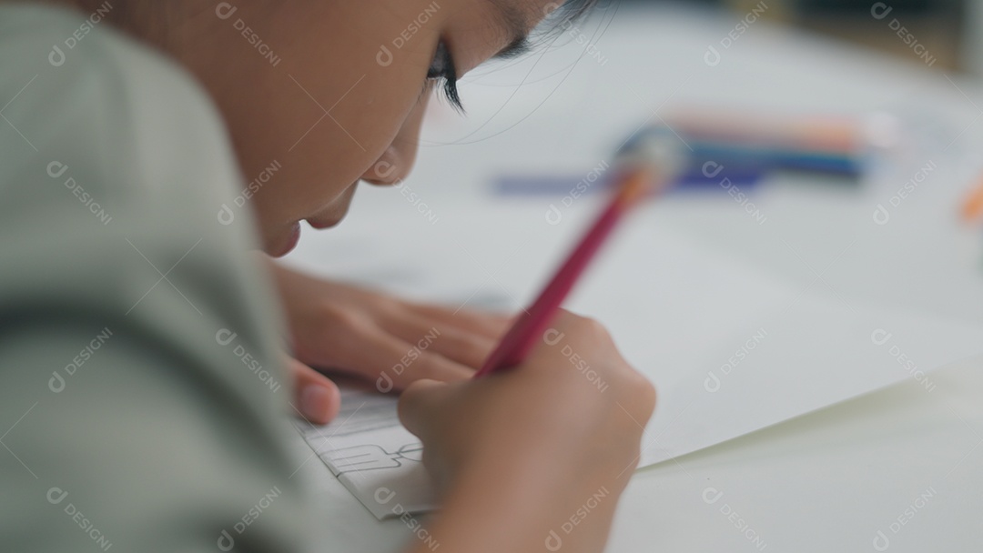 Criança estudiosa fazendo suas tarefas de escola