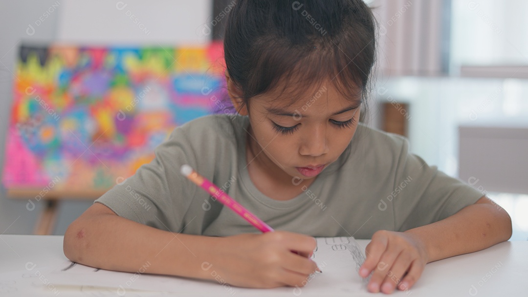 Uma criança estudiosa fazendo tarefa de casa