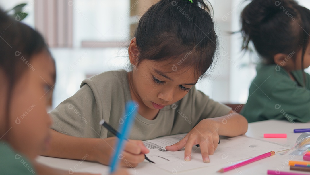 Três garotinhas comportadas e linda fazendo tarefa de casa