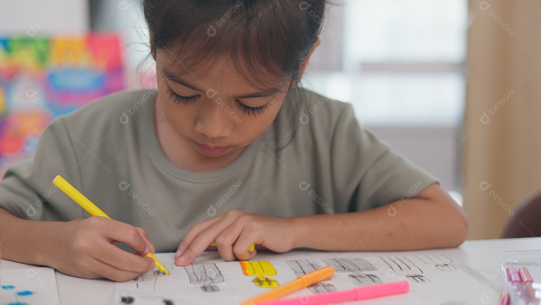 Uma criança estudiosa fazendo tarefa de casa