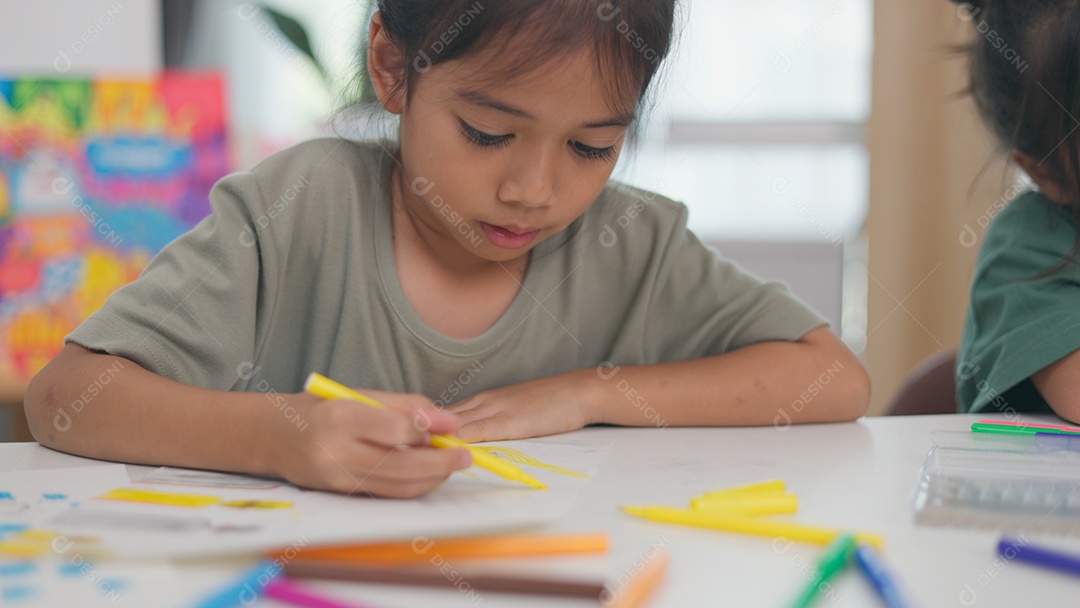 Linda garotinha fazendo sua tarefa de casa