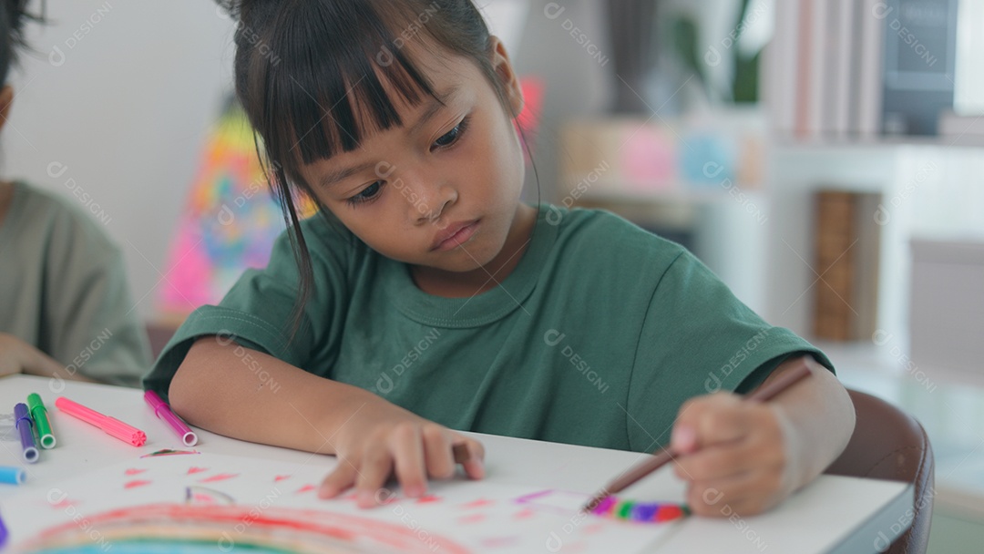 Linda menina fazendo sua tarefa de casa