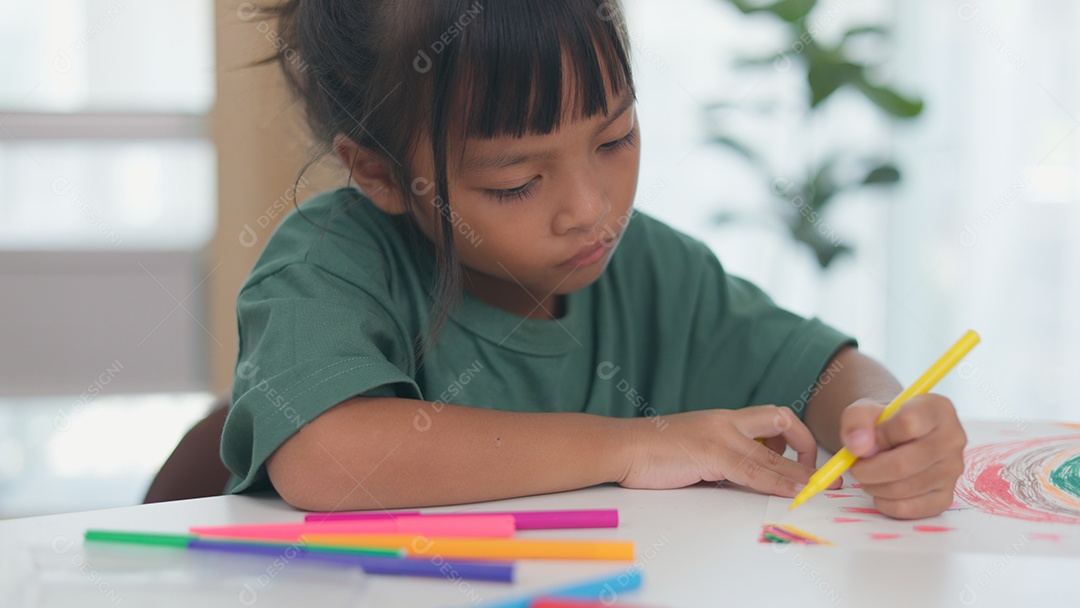 Garotinha pintando sua tarefa de casa