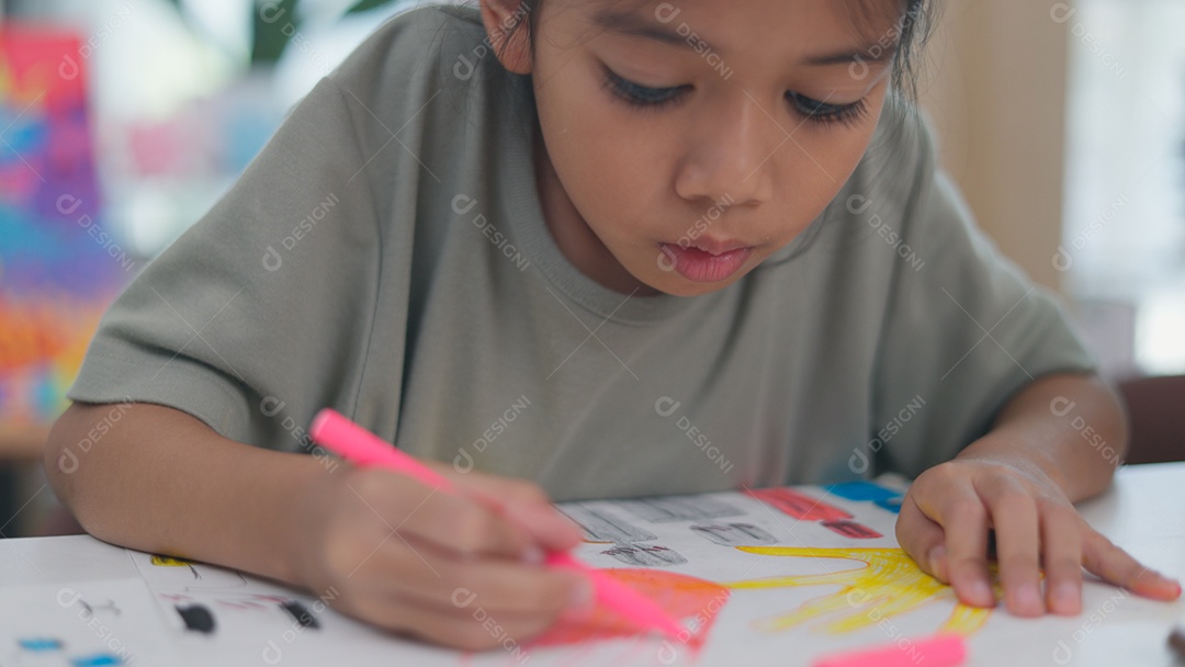 Garotinha pintando sua tarefa de casa