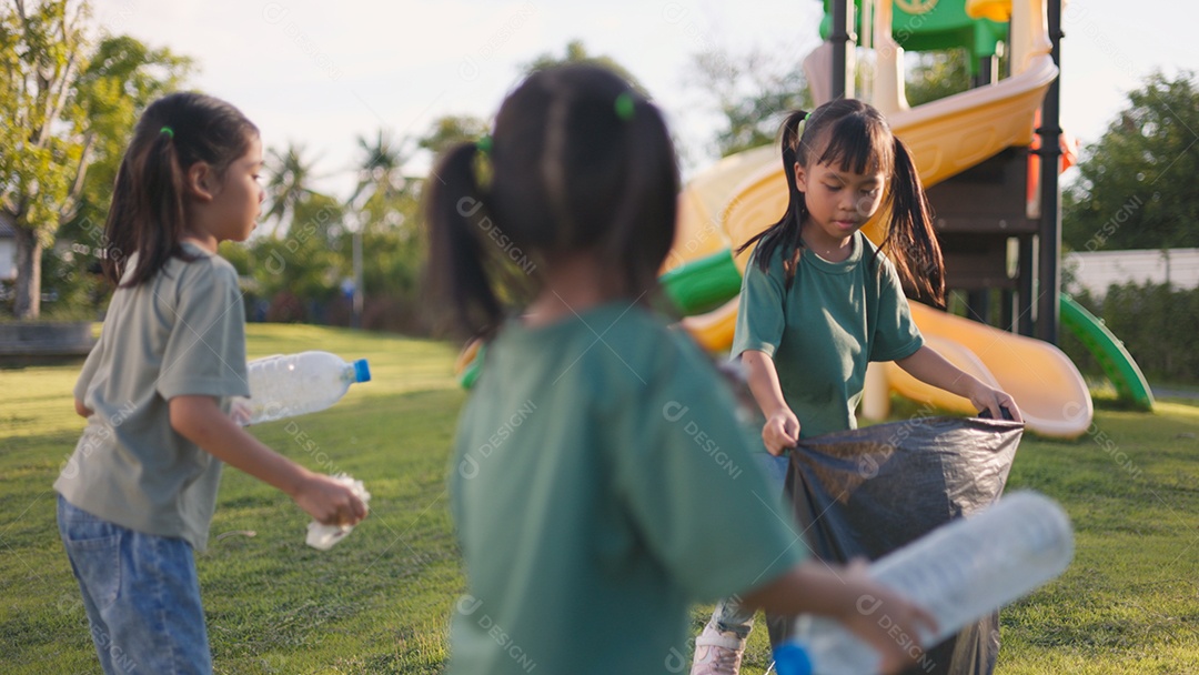 Três meninas brincando em parque ao ar livre