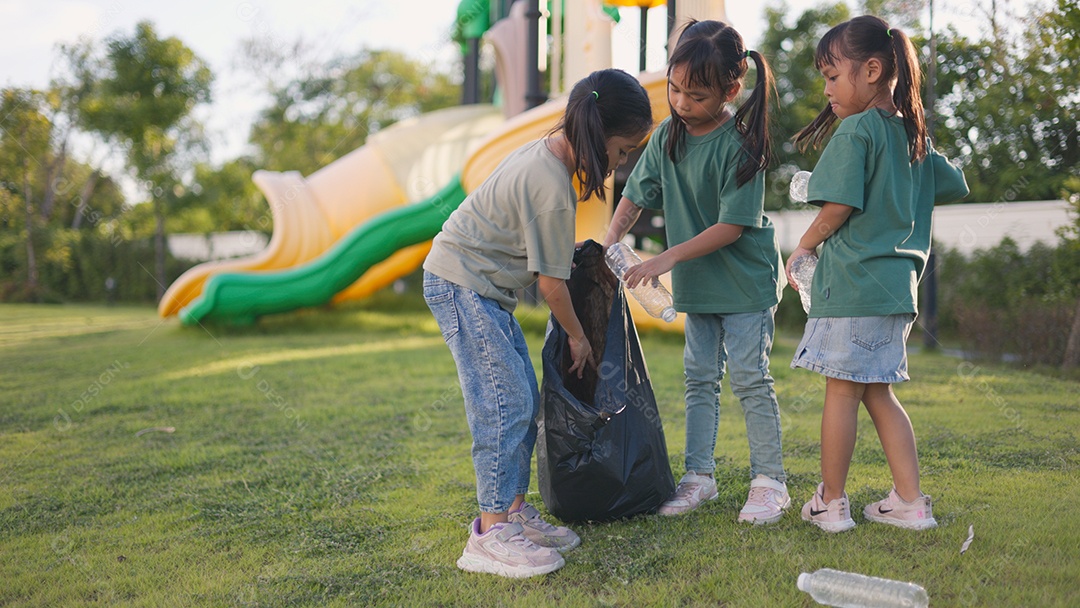 Três garotinhas brincando em parque ao ar livre
