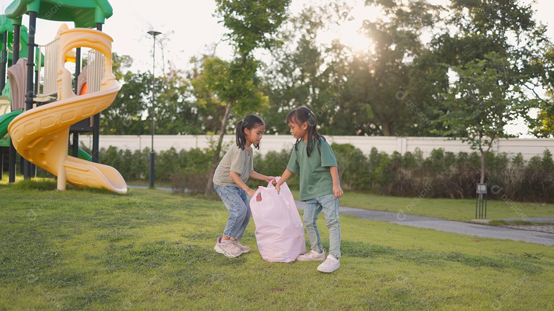 Duas garotinhas brincando em parquinho