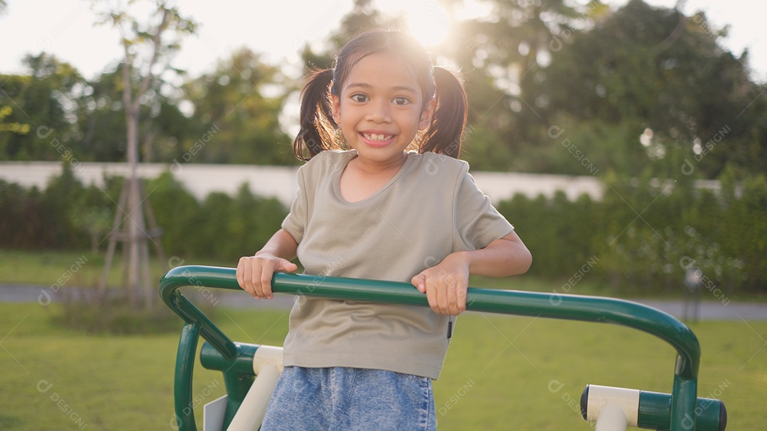 Garotinha feliz se divertindo em praça