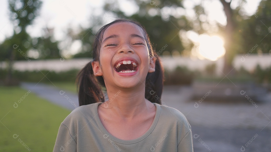Garotinha muito feliz em parque
