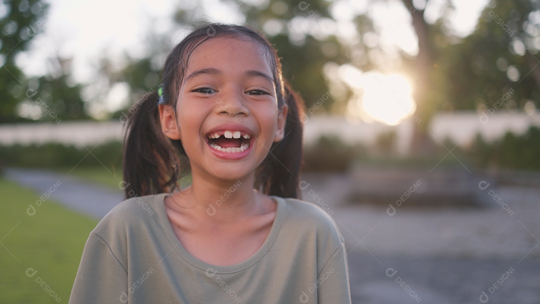 Garotinha feliz se divertindo