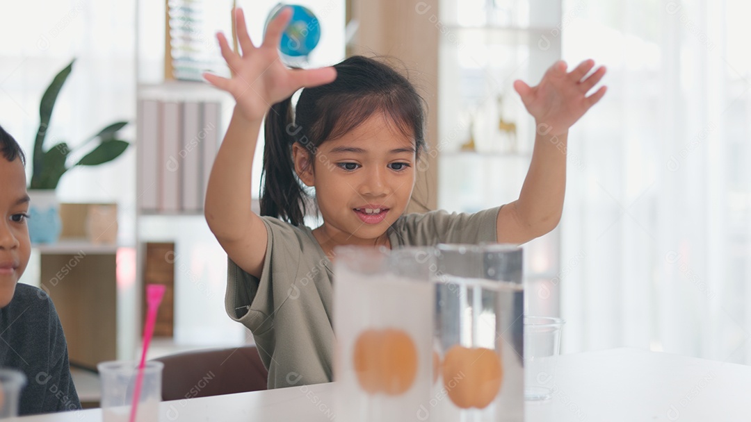 Uma linda garotinha brincando com massa na água