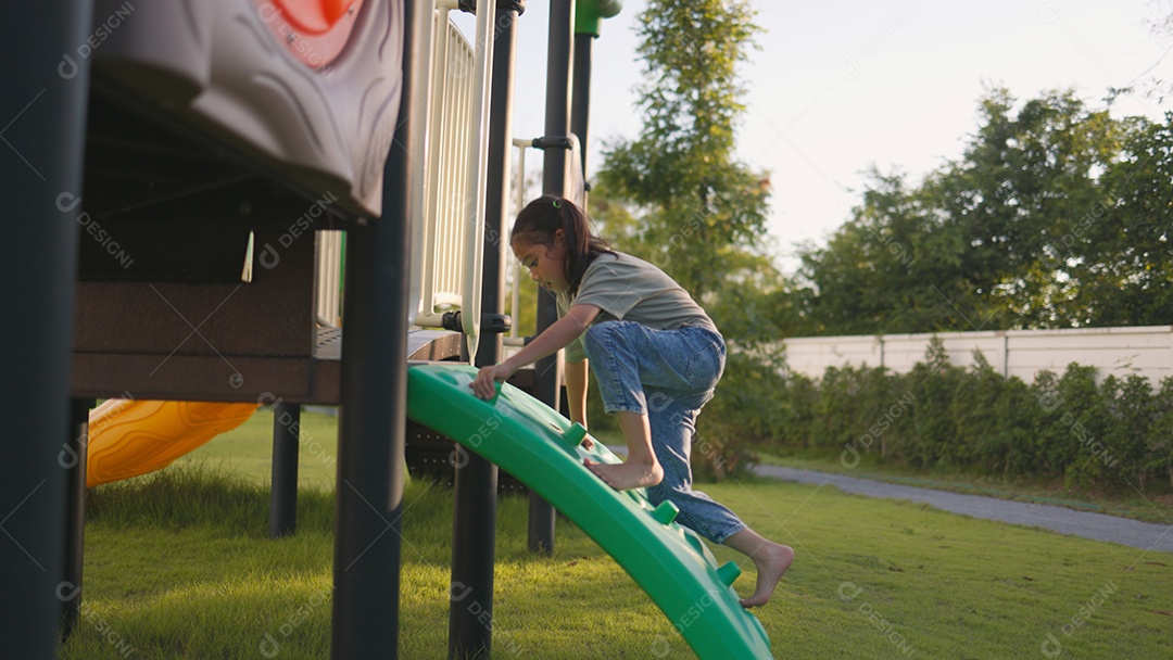 Uma linda garotinha brincando no parquinho