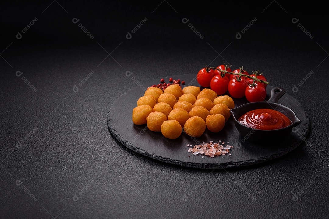 Coxinhas fritas saborosas sobre mesa