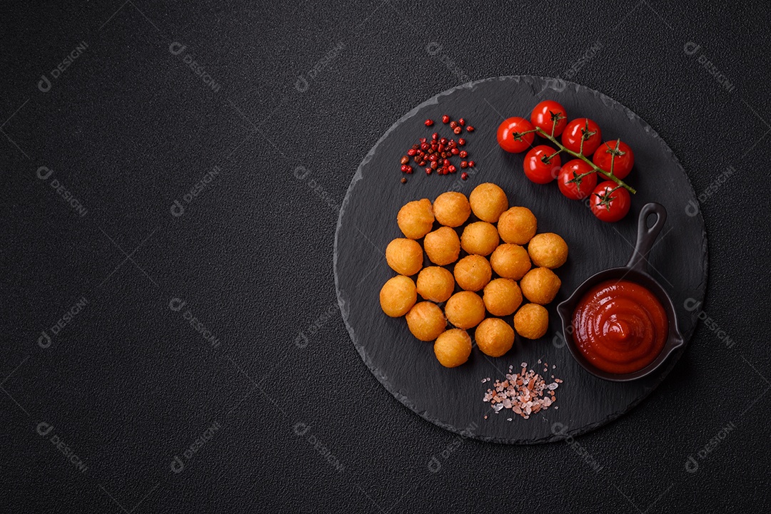 Coxinhas fritas saborosas sobre mesa