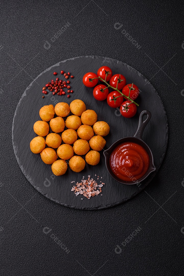 Coxinhas fritas saborosas sobre mesa