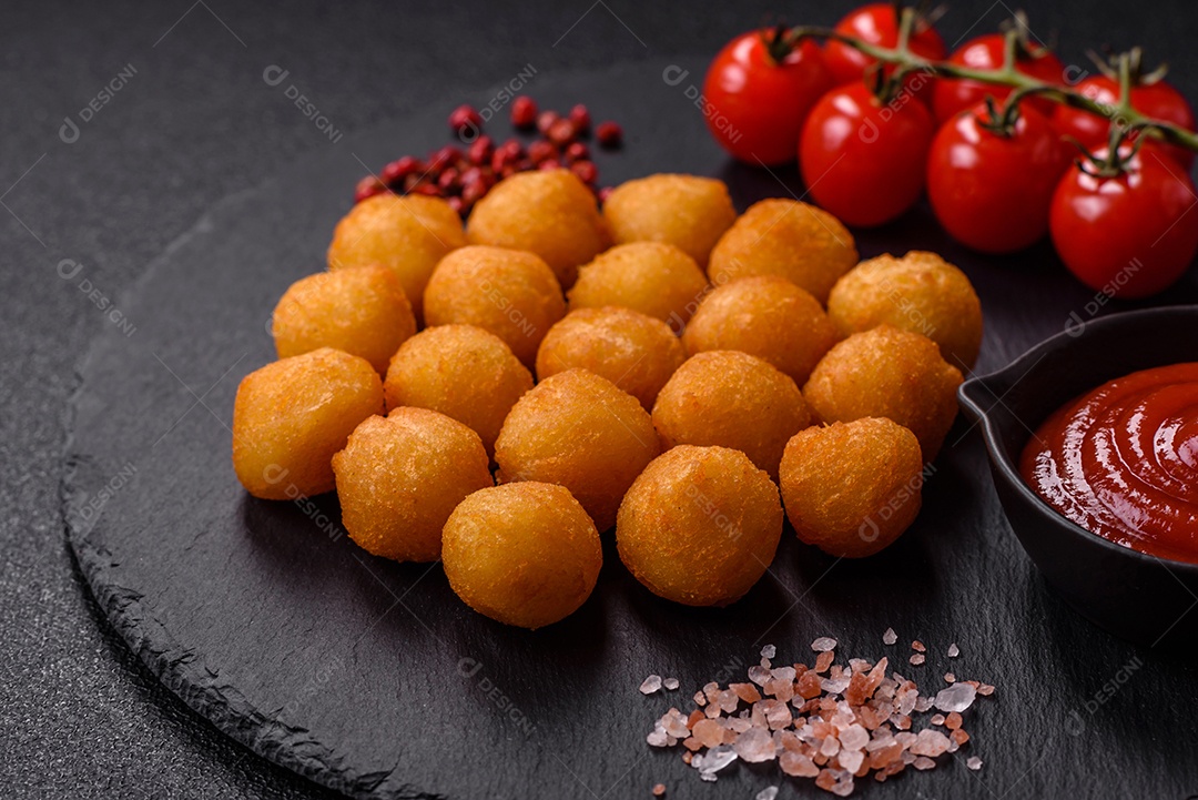 Coxinhas fritas saborosas sobre mesa