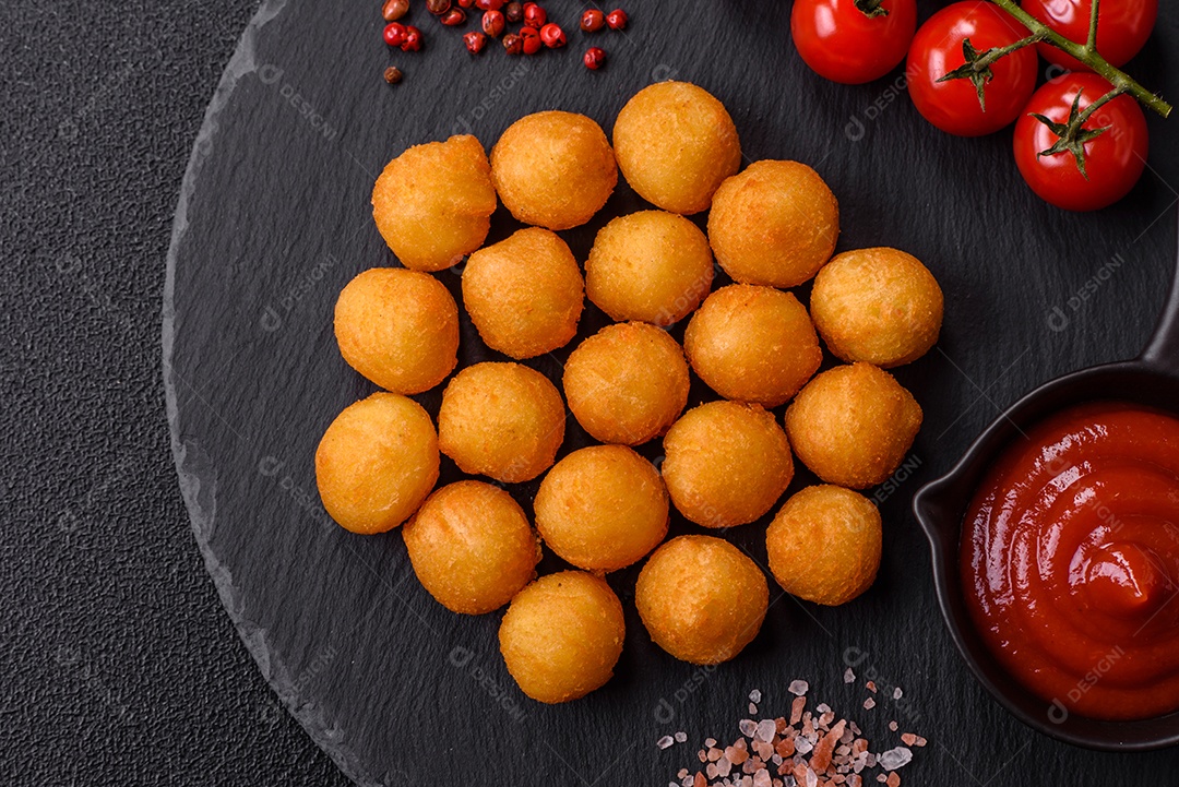 Coxinhas fritas saborosas sobre mesa