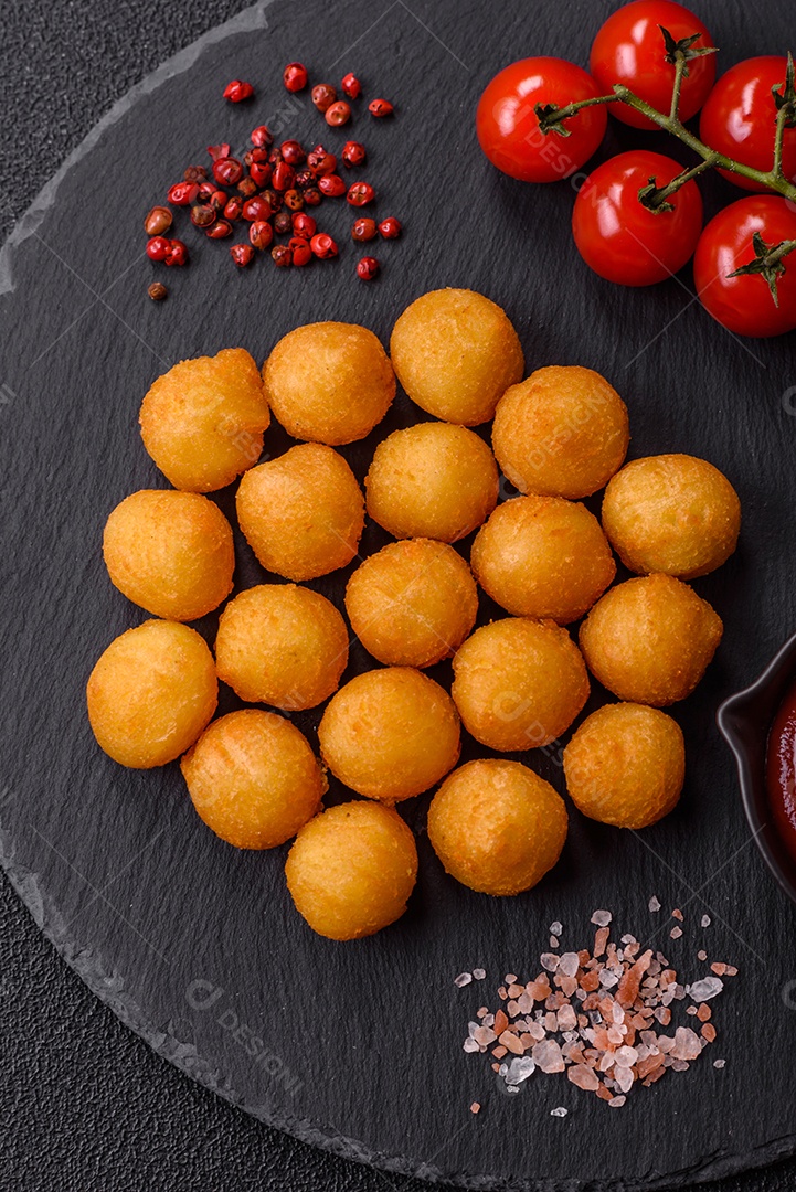 Coxinhas fritas saborosas sobre mesa