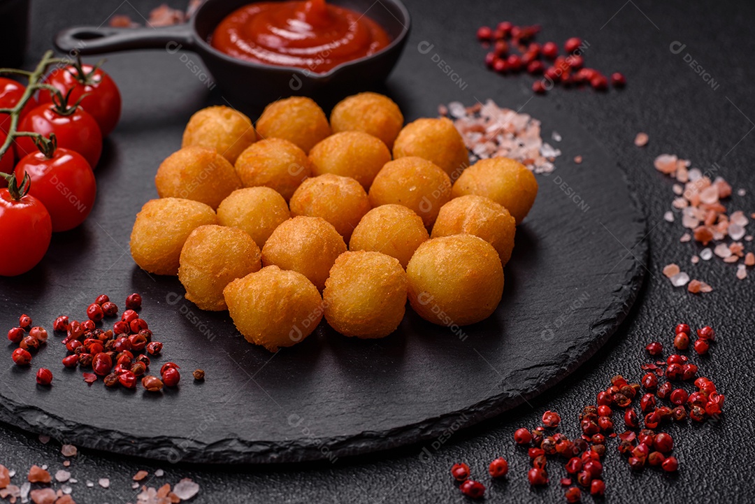 Coxinhas fritas saborosas sobre mesa