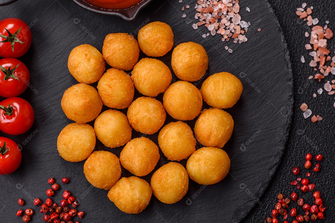 Coxinhas fritas saborosas sobre mesa