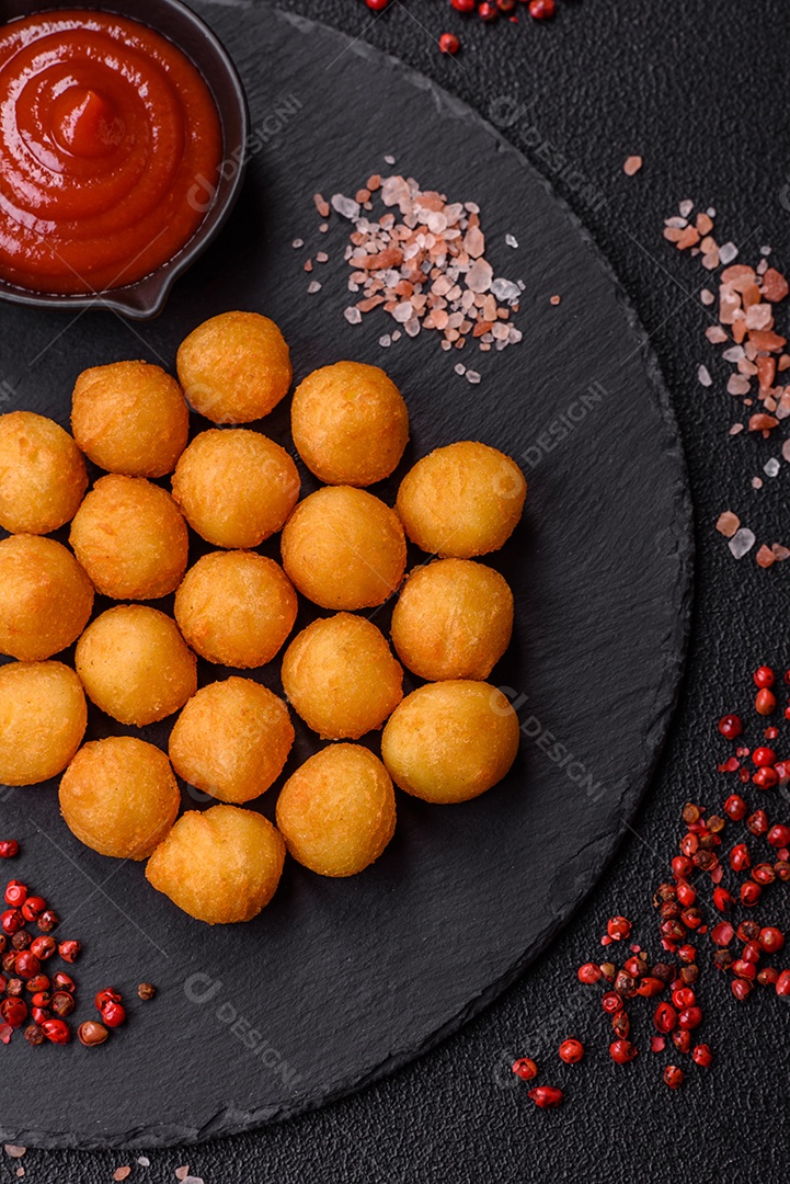 Coxinhas fritas saborosas sobre mesa