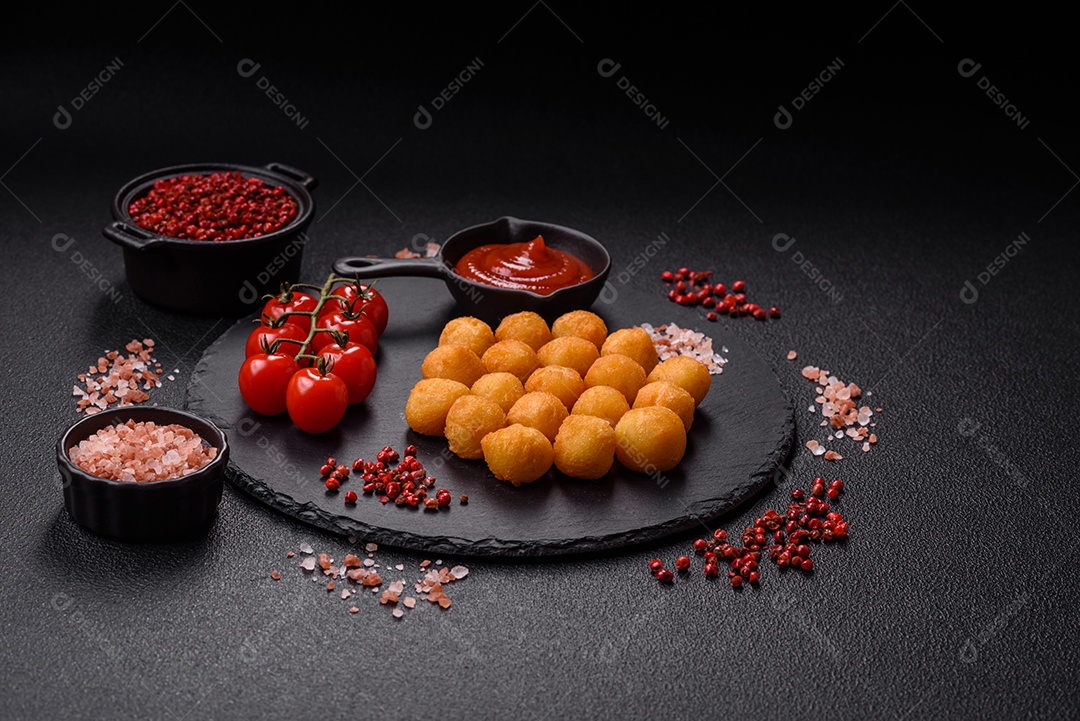 Coxinhas fritas saborosas sobre mesa