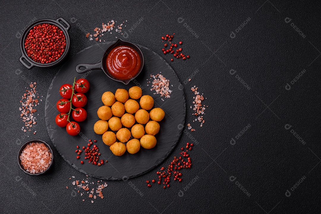 Coxinhas fritas saborosas sobre mesa