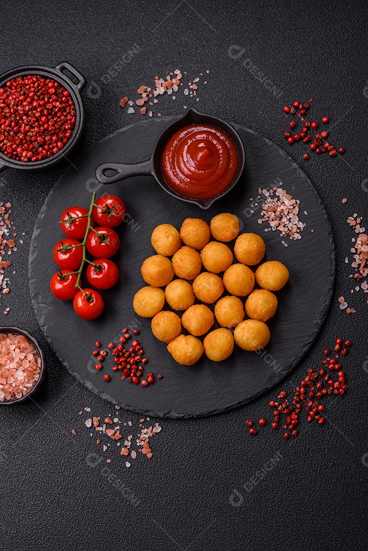 Coxinhas fritas saborosas sobre mesa