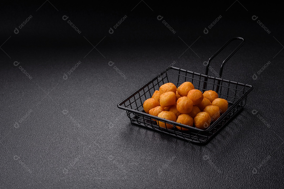 Coxinhas fritas saborosas sobre mesa