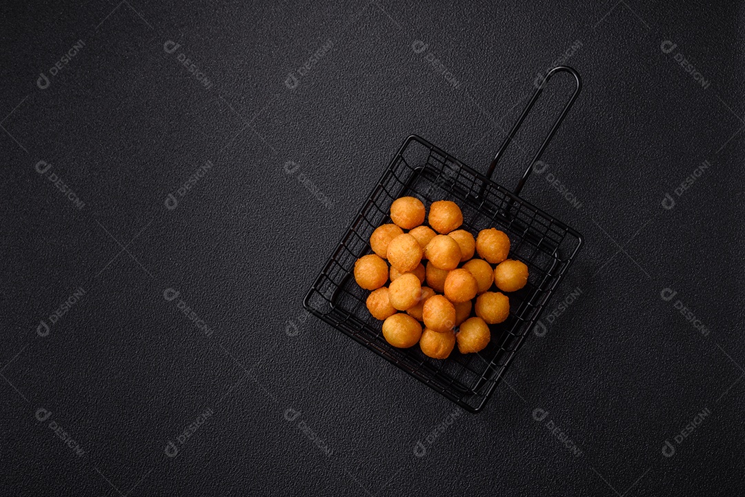 Coxinhas fritas saborosas sobre mesa