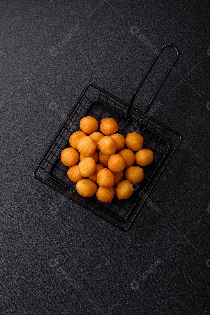 Coxinhas fritas saborosas sobre mesa