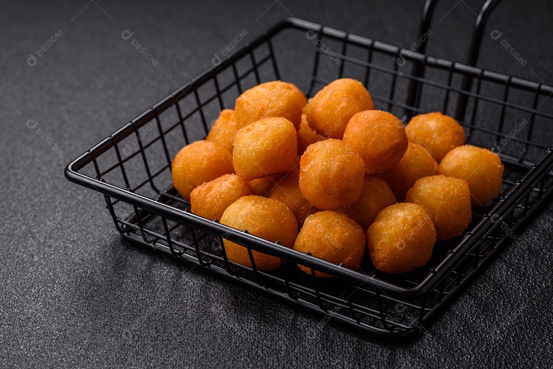 Coxinhas fritas sobre uma tábua de maderia