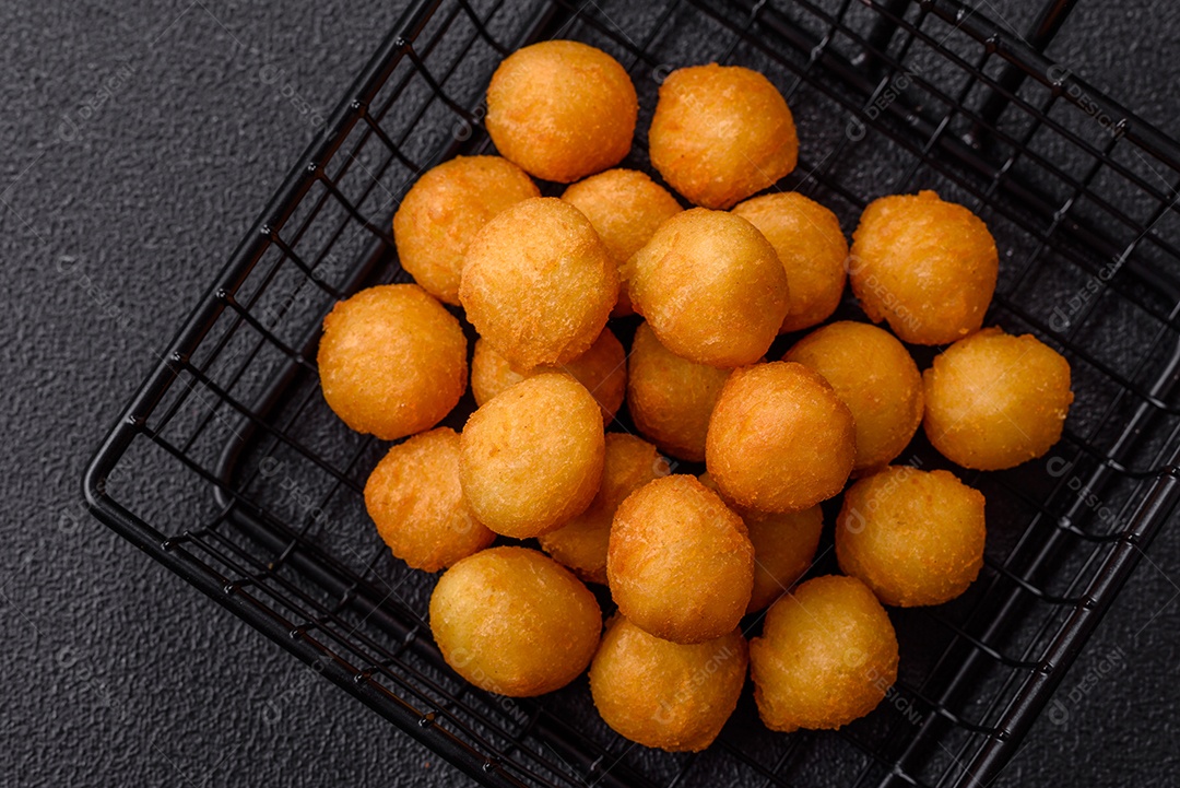 Coxinhas fritas sobre uma tábua de maderia