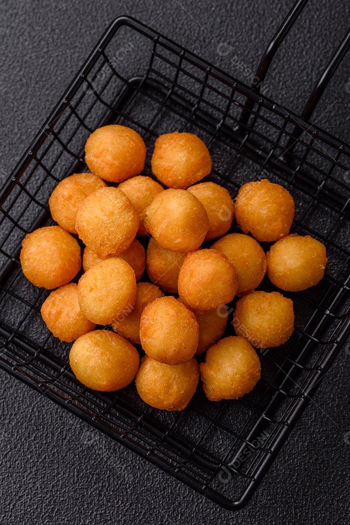 Coxinhas fritas sobre uma tábua de maderia